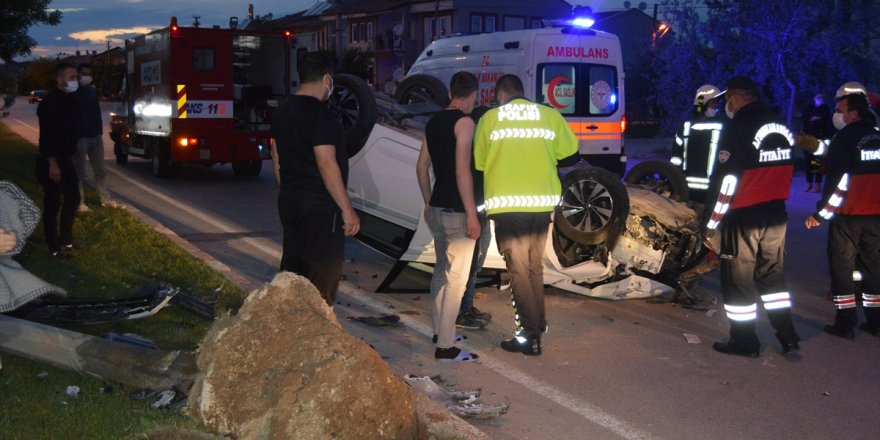 Köpeğe çarpmamak için kaza yaptı