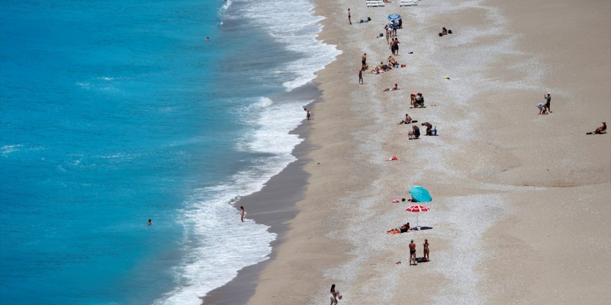 Turizm merkezleri Antalya ve Muğla'da kademeli normalleşme ile sahiller hareketlendi