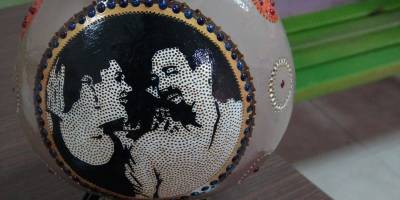 Aşklarını işledikleri "su kabakları"nı eşlerine hediye ettiler