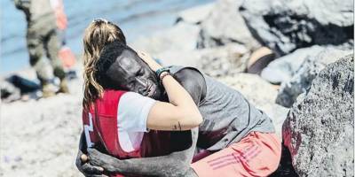 Ceuta'ya ulaşan sığınmacıya sarılan Kızıl Haç gönüllüsü, aşırı sağcı grupların hedefi oldu