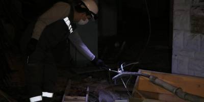 Depremde hasar gören binadan hırsızlık yaptığı iddia edilen kişi elektrik akımına kapılarak öldü