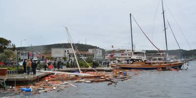 Ayvalık şiddetli fırtınanın ardından yaralarını sarmaya çalışıyor