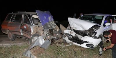 İki otomobil kafa kafaya çarpıştı: 5 yaralı