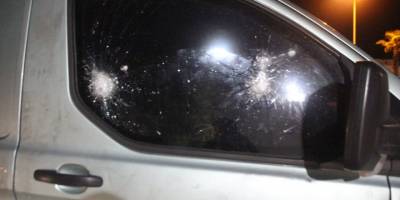 Bodrum'da bir banka şubesi ile 3 zırhlı para nakil aracına taşlı saldırıda bulunuldu