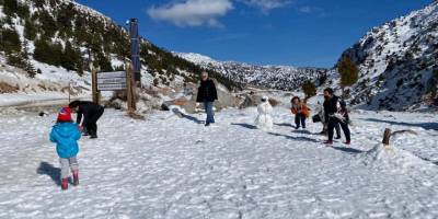 Antalya’da 1825 rakımlı Alacabel’de yolcuların kar keyfi