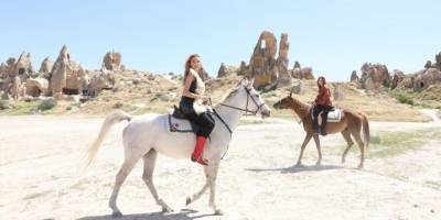 Ünlü mankenler, Kapadokya’da defile yorgunluğunu atlarla attılar