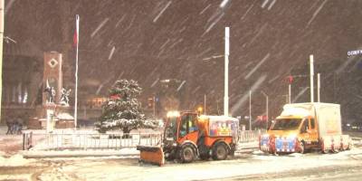 Taksim Meydanı kar yağışı ile birlikte beyaza büründü