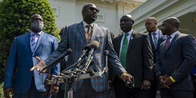 Biden, George Floyd'un ölümünün 1. yıl dönümünde ailesiyle görüştü