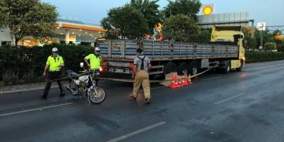 İzmir'de tırla çarpışan motosikletin sürücüsü öldü