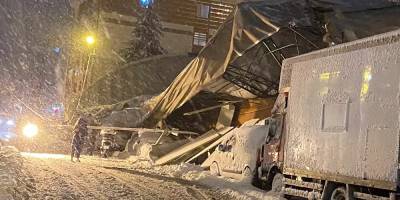 Eyüpsultan'da kapalı spor salonunun çatısı çöktü: 6 araç çatının altında kaldı