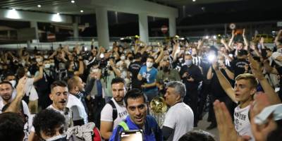 Süper Lig'e yükselen Altay'ı İzmir'de taraftarlar karşıladı