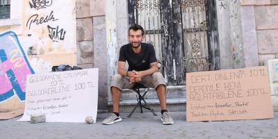 10 liraya dert dinleyen gezgin, kendisini ağlatana 100 lira veriyor