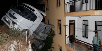 Muğla'da el freninin boşaldığı öne sürülen tır, apartmana çarptı