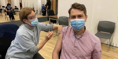 Kanada'da oturuma çırılçıplak katılan liberal vekil, bu kez de işerken görüntülendi