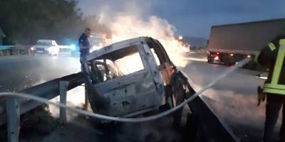 Manisa'da kanala düşen hafif ticari araç yandı