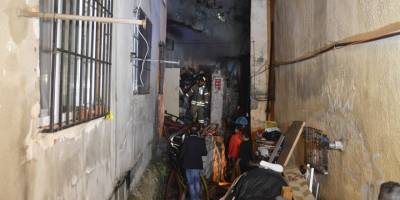 Yangında çatıdan atlayan şahıs bacağını kırdı