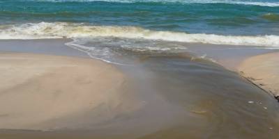 Gazze'de İsrail saldırılarında zarar gören kanalizasyon tesislerindeki kirli su denize aktı