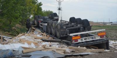 Afyonkarahisar'da mermer yüklü tır devrildi: 1 ölü, 1 yaralı