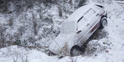 Buzlanan yolda rampayı hızlı çıkmak isterken şarampole uçtu