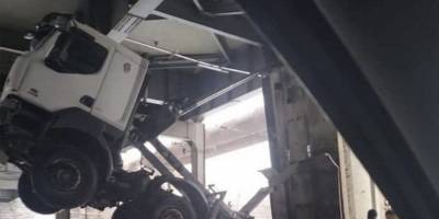 Ukrayna’da dorsesi köprüye takılan tır şaha kalktı