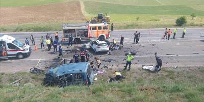 Sivas'ta hafif ticari araç ile otomobil çarpıştı: 9 ölü