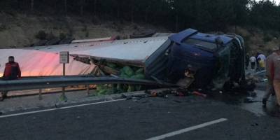 Uşak'ta tırın devrilmesi sonucu 1 çocuk yaşamını yitirdi