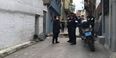 İzmir'de evinde bıçakla yaralanmış halde bulunan kadın, hastanede yaşamını yitirdi