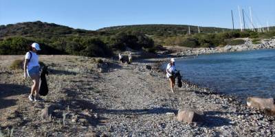 Muğla'da teknelerle ulaşılan plajda çevre ve deniz dibi temizliği yapıldı