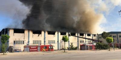 Tekstil fabrikası alevlere teslim oldu