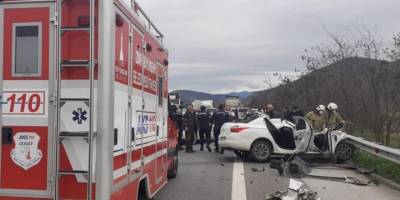 İzmir'de kamyona arkadan çarpan otomobilin sürücüsü öldü