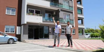 Adana'da bir sitede aynı anda intihar girişimi, araç pazarlığı ve doğum günü kutlaması