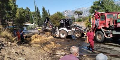 Seyir halindeki kamyonda bulunan balyalar yandı