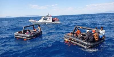 İzmir açıklarında Türk kara sularına itilen 131 düzensiz göçmen kurtarıldı