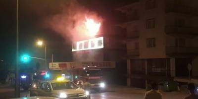 Mobilya ve beyaz eşya mağazasından yükselen alevler korkuttu