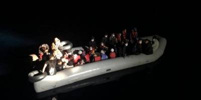 İzmir açıklarında, Türk kara sularına itilen 31 sığınmacı kurtarıldı