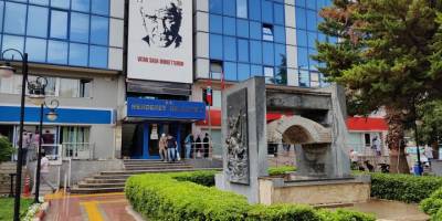 Menderes Belediyesi hukuk işleri müdürü rüşvetten gözaltına alındı