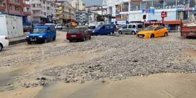 Başkent'te yağmur suları araçları sürükledi