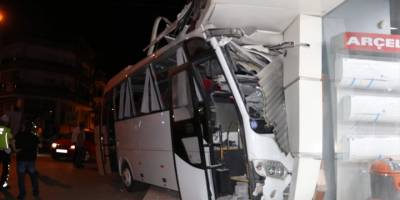 İzmir'de işçi servisi beyaz eşya mağazasına çarptı: 12 yaralı