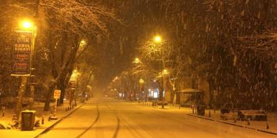 Yoğun kar yağışının devam ettiği Anadolu Yakasında Bağdat Caddesi beyaza büründü