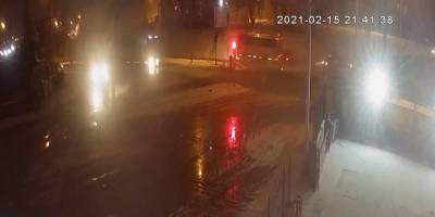 Otobüs ile ticari taksinin çarpıştığı kaza anı kamerada: 1 ölü