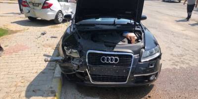 Manisa'da üniversite yerleşkesindeki trafik kazasında, rektörün de aralarında olduğu 5 kişi yaralandı