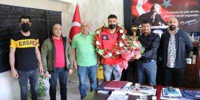 Tokyo vizesi alan Bayram Malkan çiçeklerle karşılandı