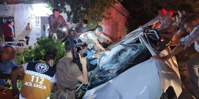 Taklalar atan otomobil eve çarparak durabildi: 1 ölü, 1 yaralı