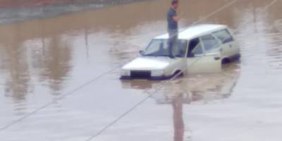 Sel suları motosikleti sürükledi, kanallar taştı