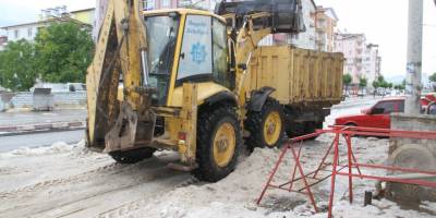 Dolu yağışıyla sokaklar beyaza büründü, dolu yığınları kamyonlarla taşındı