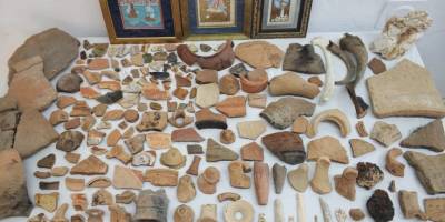 Antik kentler ve piyasadan topladıkları 274 parça tarihi eseri yurt dışına çıkaramadan yakalandılar