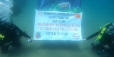Jandarmadan su altında yıl dönümü kutlaması