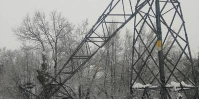 Elektrik direkleri devrildi, köylerde elektrik kesintileri yaşandı