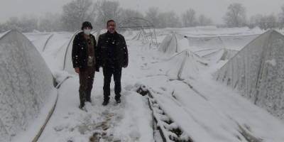 Aşırı kara dayanamayan seralar çöktü