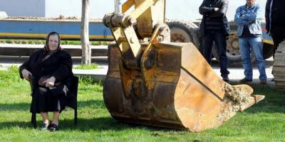 Kepçenin önünde direnmişti: 82 yaşındaki Kıymet Peker'in adının verileceği çocuk parkı için çalışma başladı